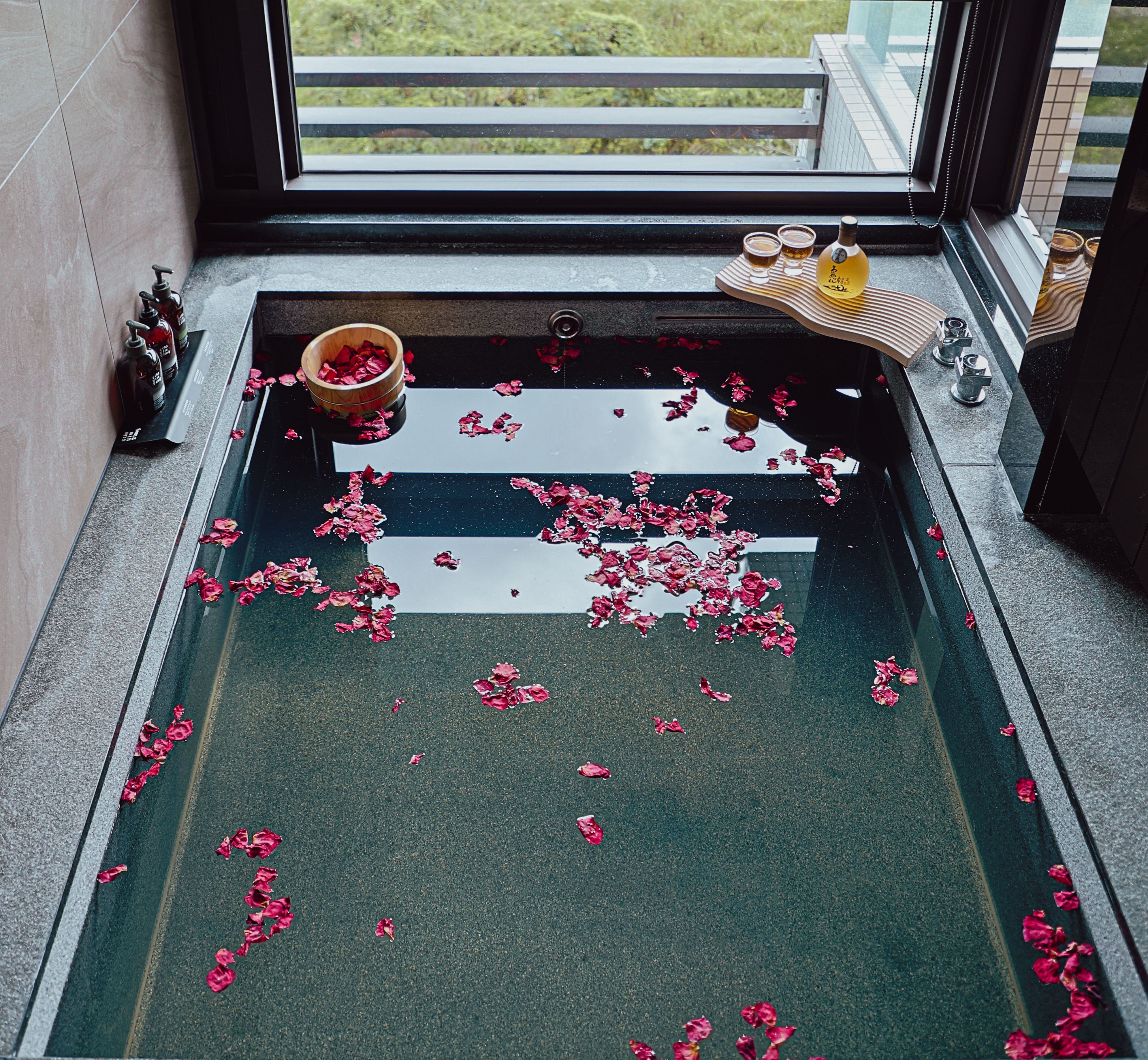 3.2-hotspring-cover-mobile-img-1056x1880-4